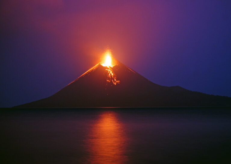 Erupcja Anak Krakatau sparaliżowała ruch lotniczy w Indonezji