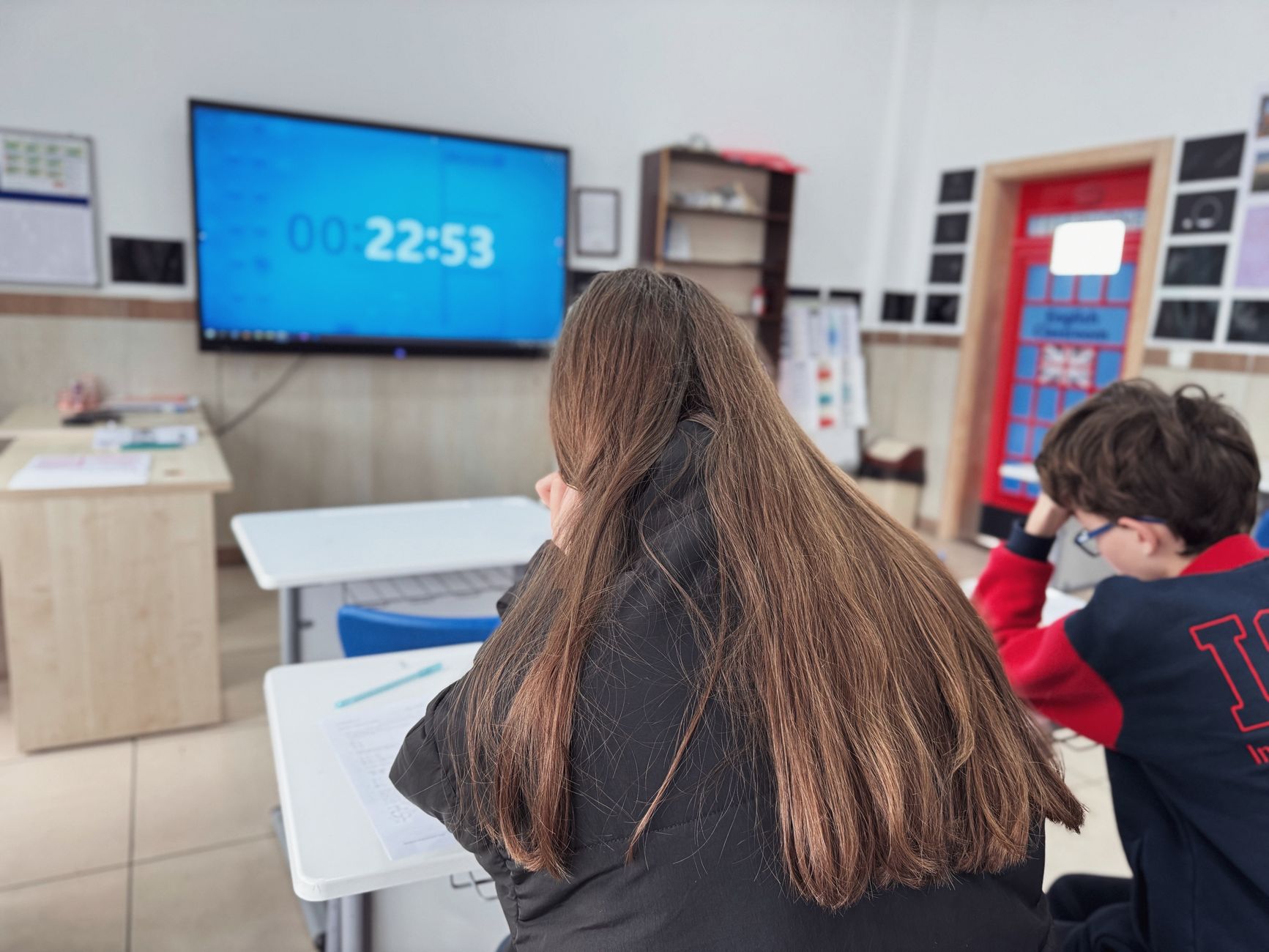 Students concentrating in a modern classroom with a digital timer on screen. — bezpieczeństwo w polskich szkołach