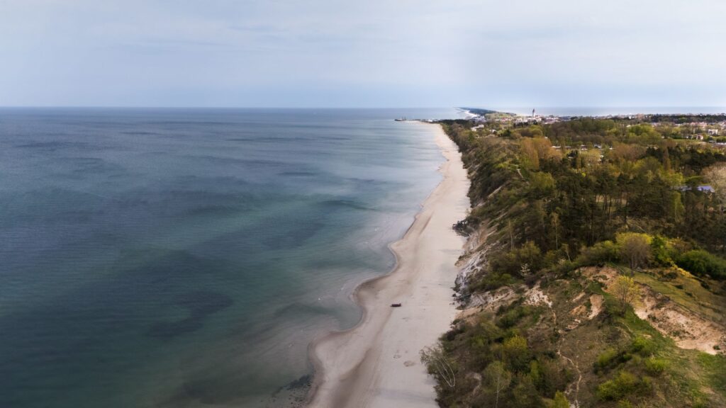 Scenic aerial view of Chłapowo, Poland coastline with sandy beaches and turquoise sea. — dron wyłowiony z Bałtyku