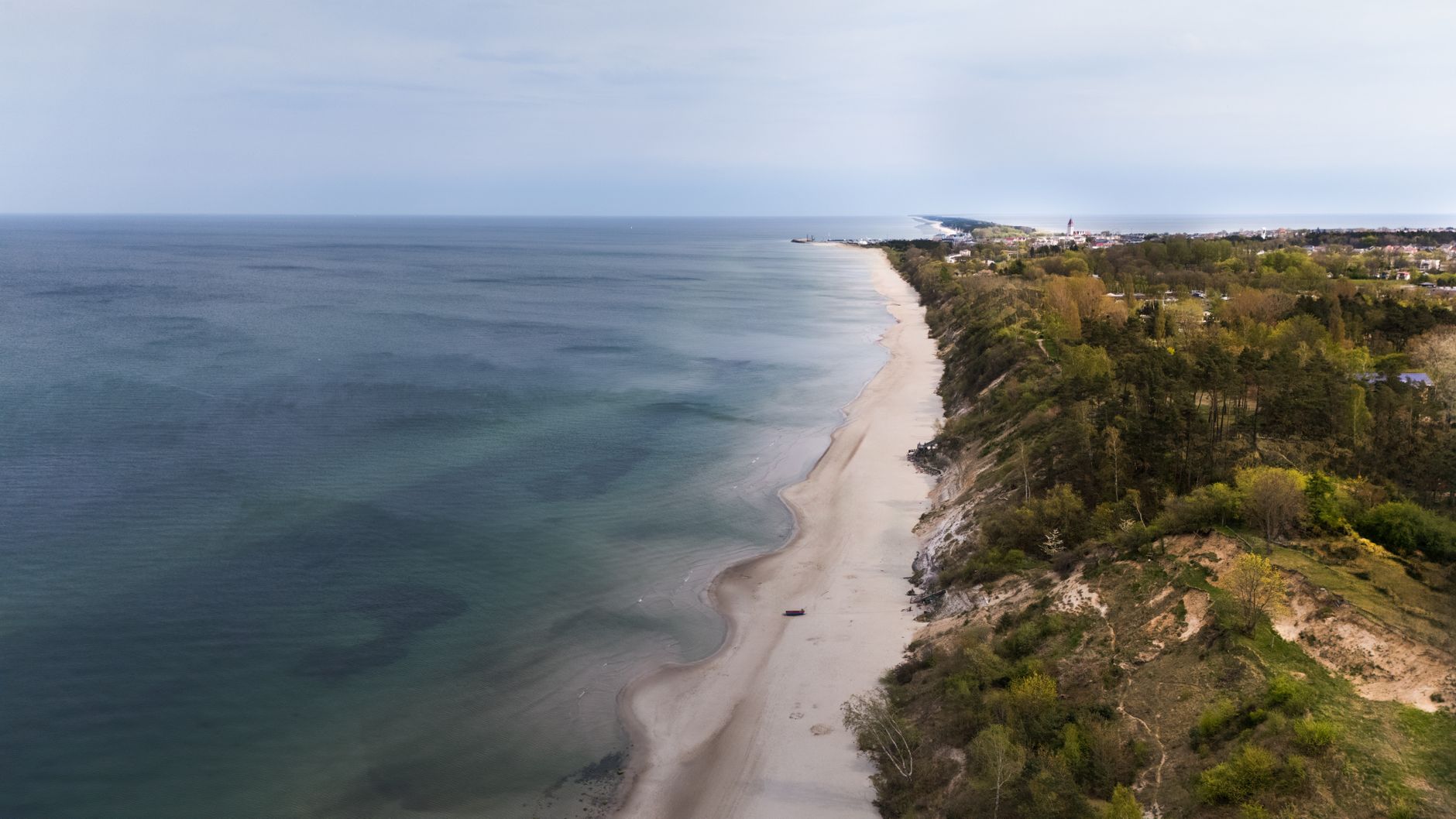 Scenic aerial view of Chłapowo, Poland coastline with sandy beaches and turquoise sea. — dron wyłowiony z Bałtyku