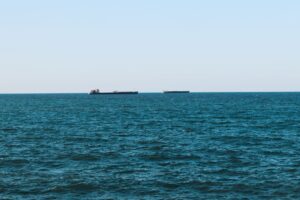 Two cargo ships sail on the Black Sea near Samsun, Türkiye, under a clear blue sky. — atak dronów na Morzu Czarnym