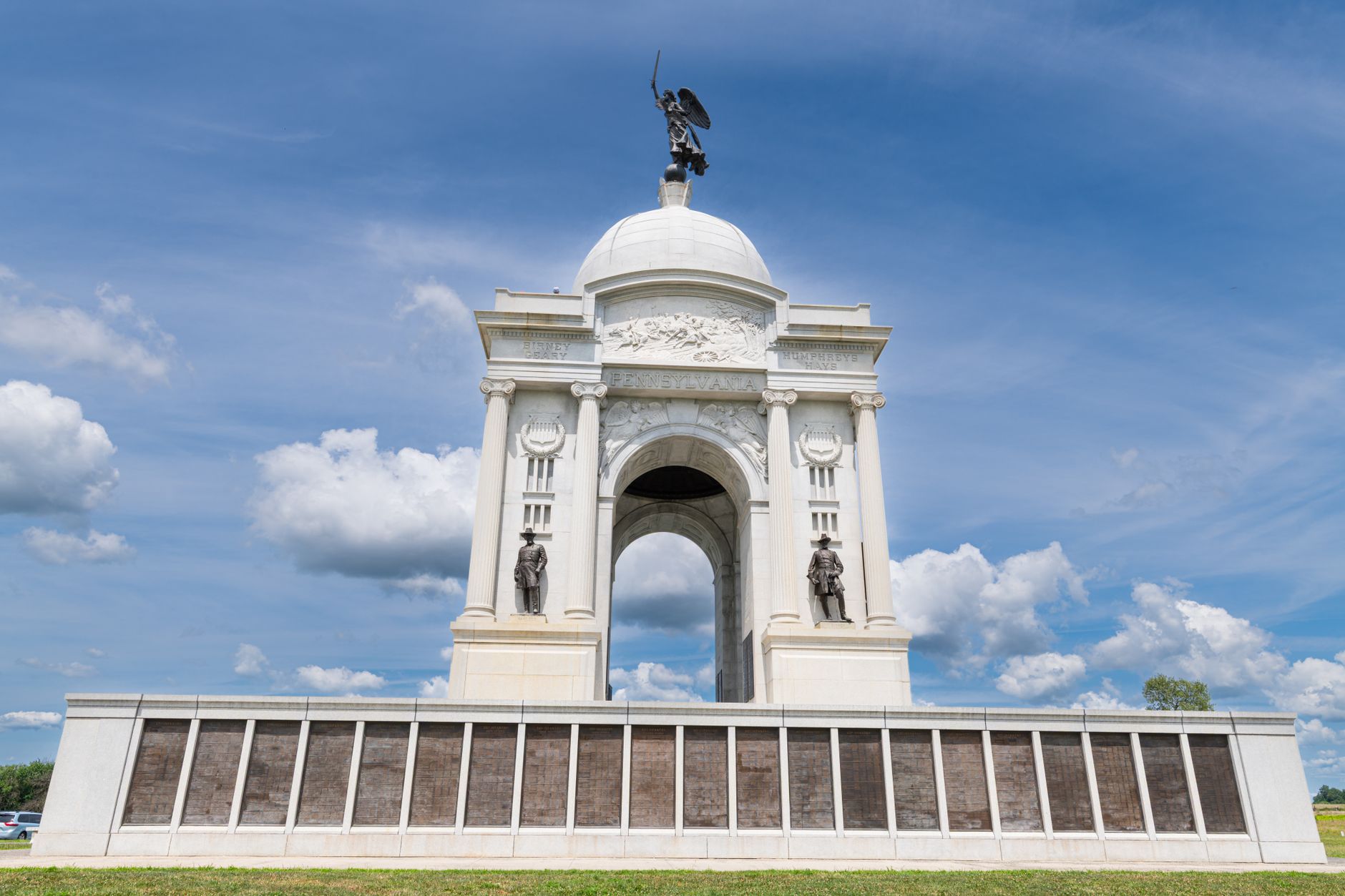 The Pennsylvania State Memorial under a clear blue sky in Gettysburg National Military Park. — zamach na wiecu w Butler
