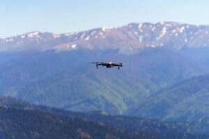 Aerial shot of a drone flying above scenic Carpathian Mountains in Romania. — uszkodzone centrum danych Yandex
