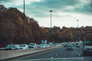 Heavy traffic on a Toronto highway surrounded by autumn foliage. — utrudnienia na obwodnicy Warszawy