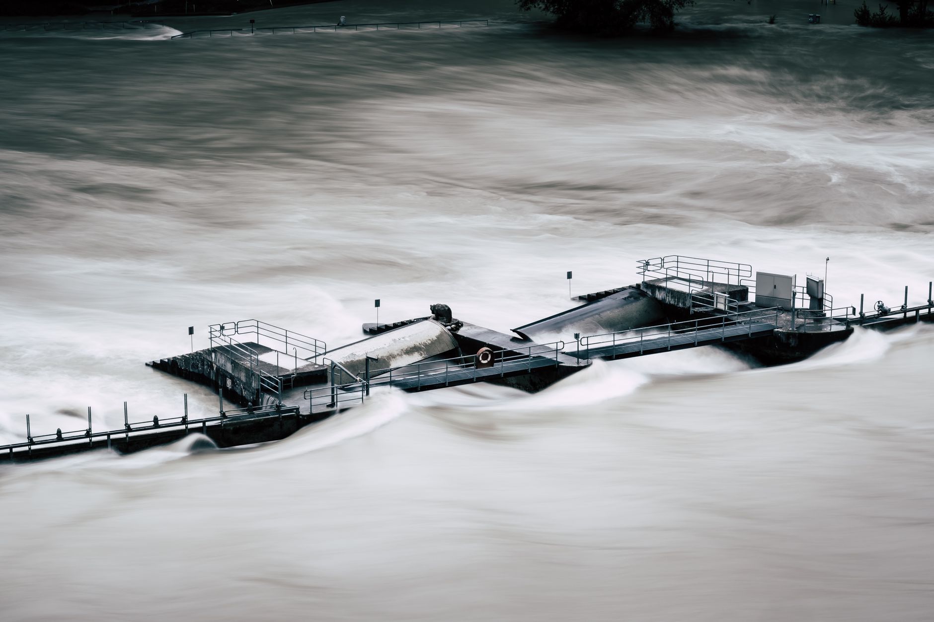 An aerial view of a structure overwhelmed by a river flood in Bern, Switzerland. — powódź w Nepalu