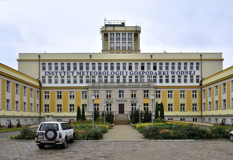 Alerty IMGW przed gwałtownymi burzami i ulewami