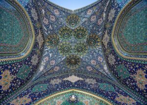 Bottom view of the iwan at one of the entrances at Fatima Masumeh Shrine, Qom, Iran. this picture merged — gospodarka Iranu