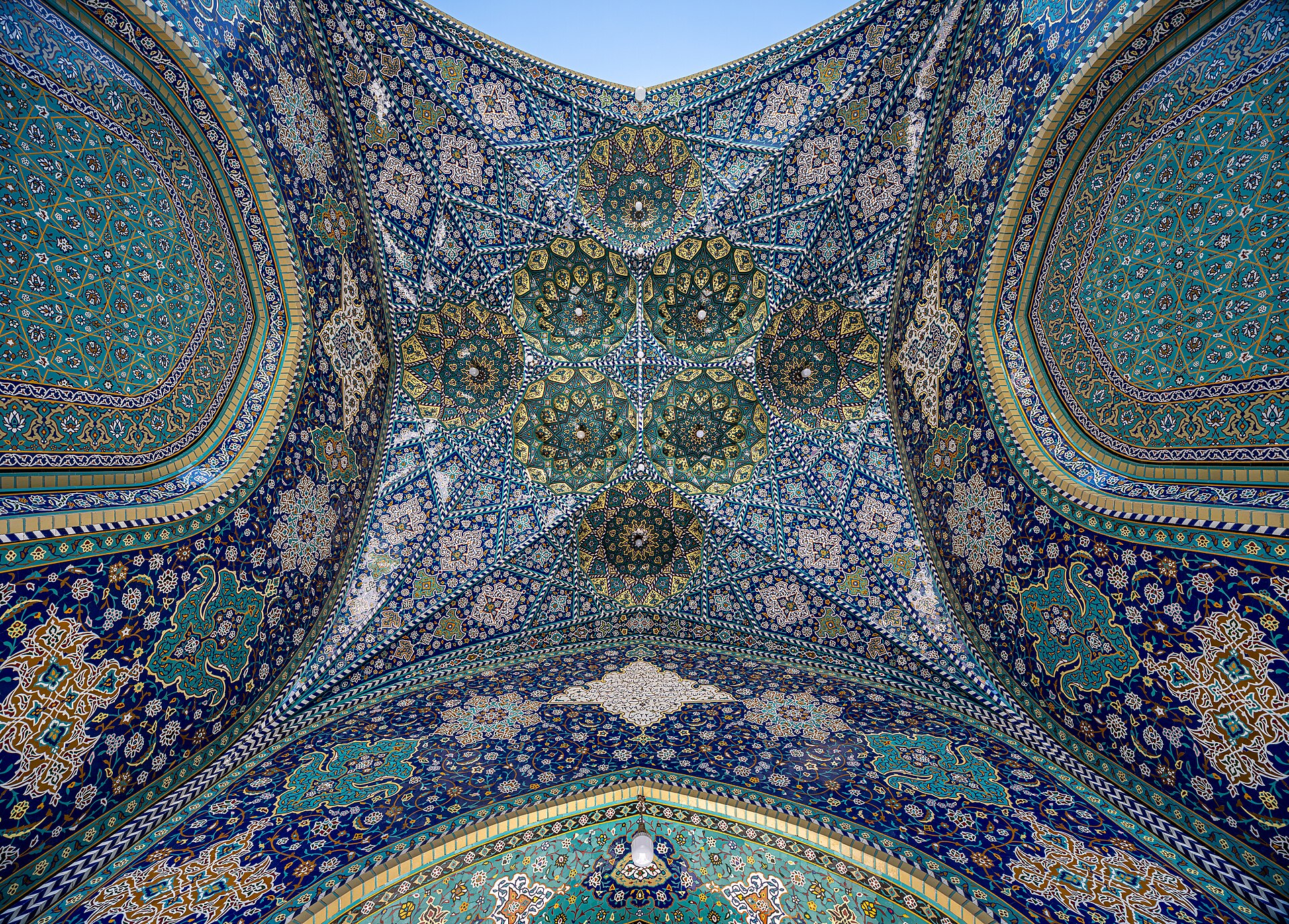 Bottom view of the iwan at one of the entrances at Fatima Masumeh Shrine, Qom, Iran. this picture merged — gospodarka Iranu