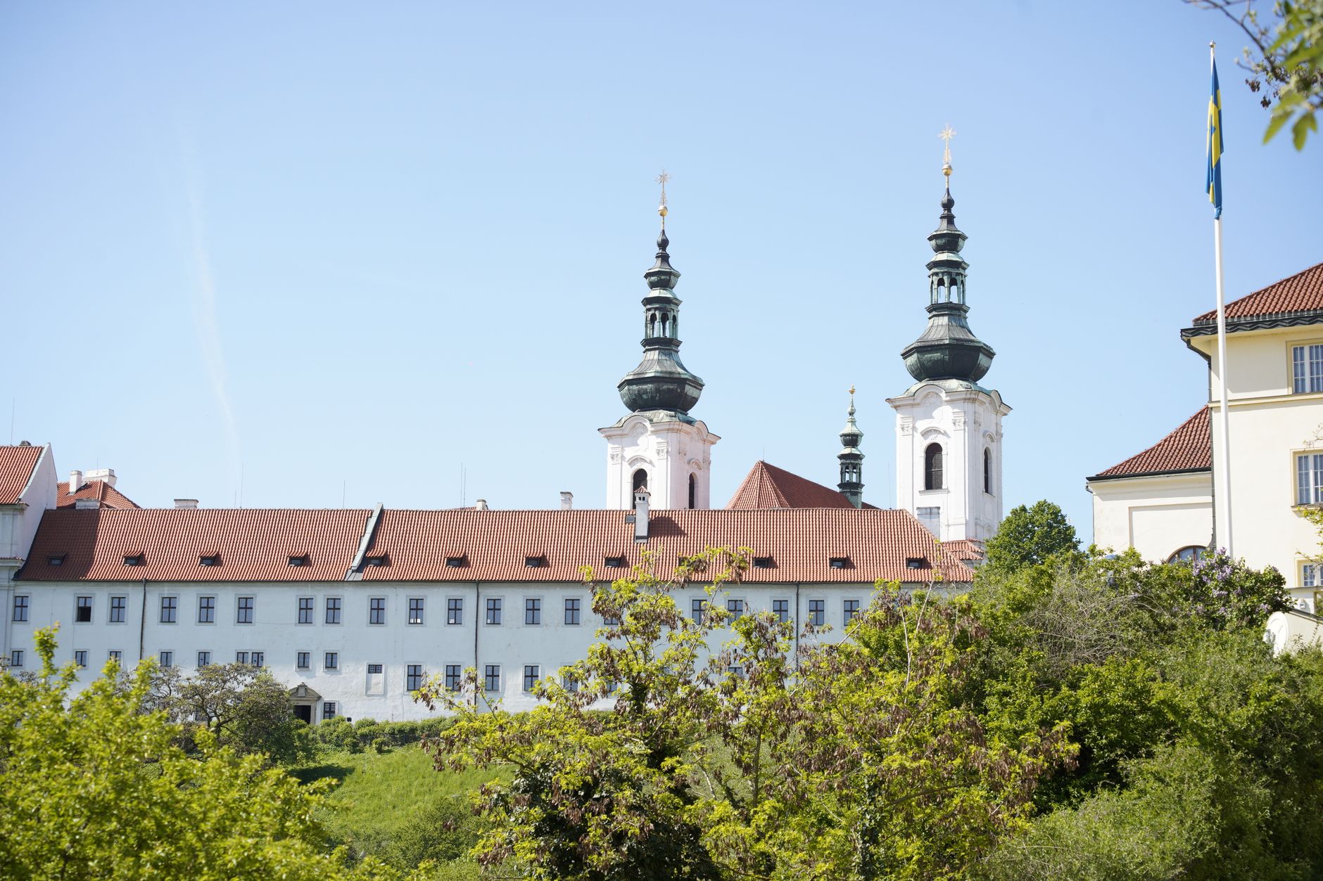 View of historic monastery with spires under clear blue sky in Prague, Czech Republic. — opactwo benedyktynek w Jarosławiu