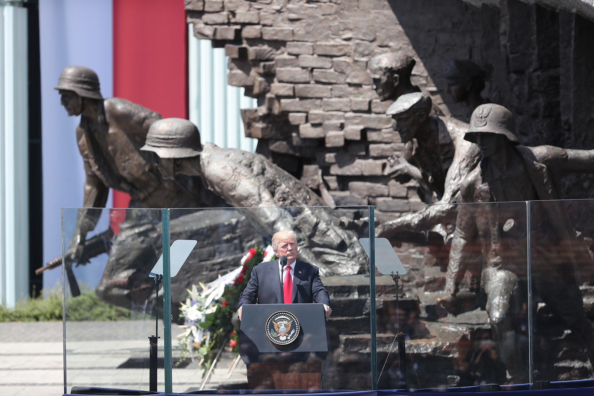 Prezydent USA Donald Trump w Warszawie w Polsce. Przemówienie. Pomnik Powstania Warszawskiego 1944 roku.
