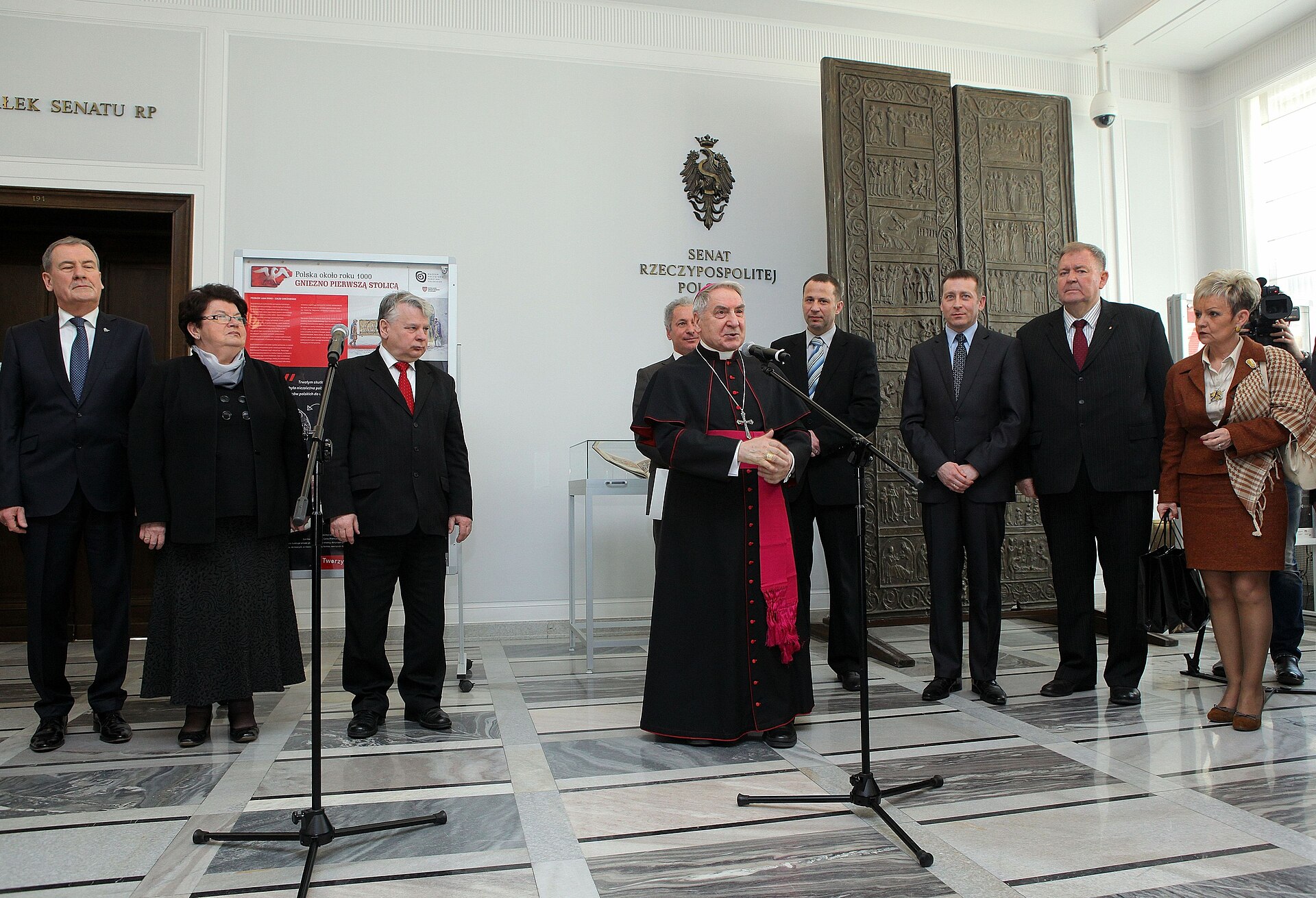 Arcybiskup Józef Kowalczyk podczas otwarcia wystawy "Polska około roku 1000. Gniezno pierwszą stolicą