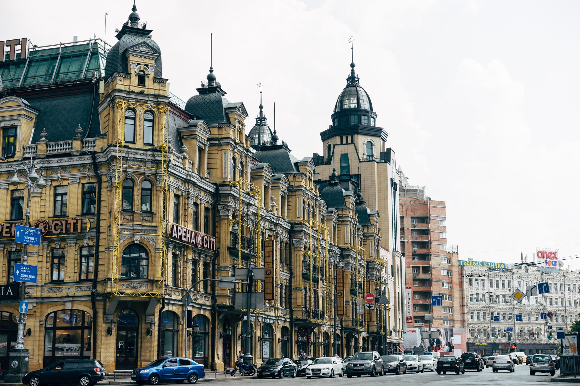 A stunning view of historic architecture in central Kyiv, showcasing elegant facades and vibrant city — atak na siedzibę SBU w Kijowie