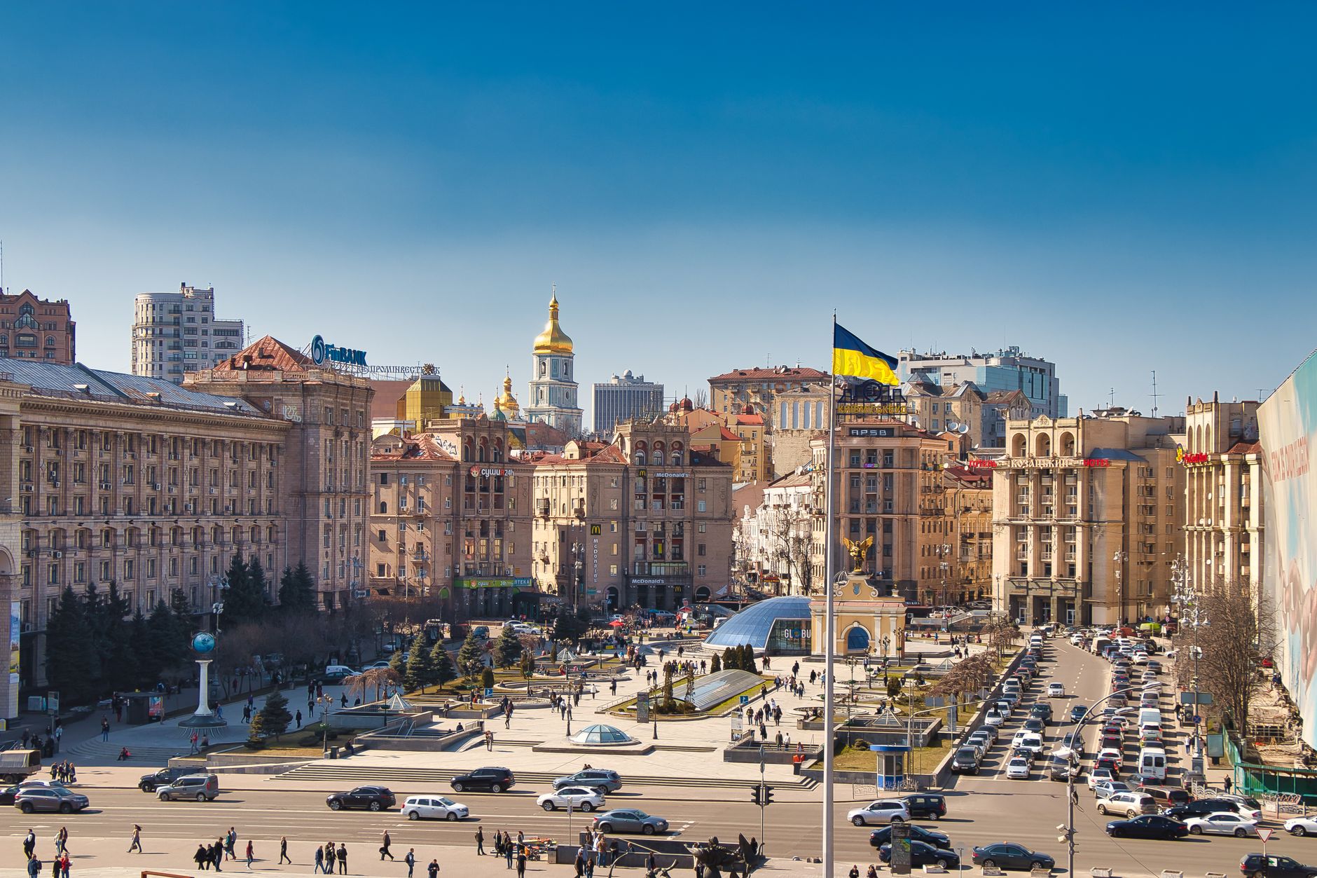 A bustling daytime scene at Independence Square in Kyiv, Ukraine, showcasing historical architecture and — bezpieczeństwo w Kijowie
