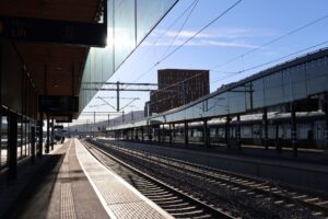 Sunlit train station in Drammen, Norway with empty tracks and modern architecture. — awaria łączności w Norwegii
