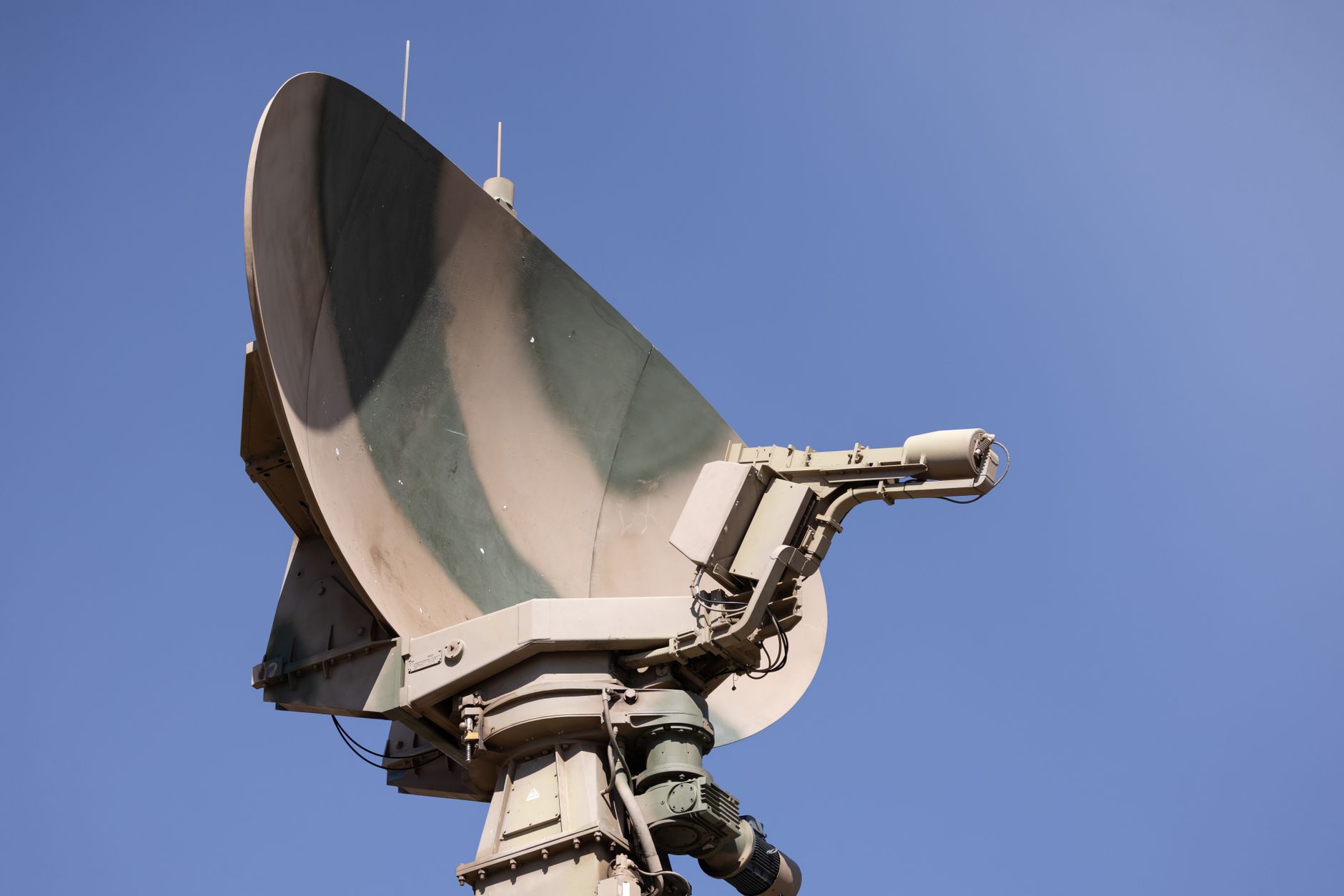 Close-up of a military radar system with a clear blue sky as background, showcasing advanced — bezpieczeństwo wschodniej Polski
