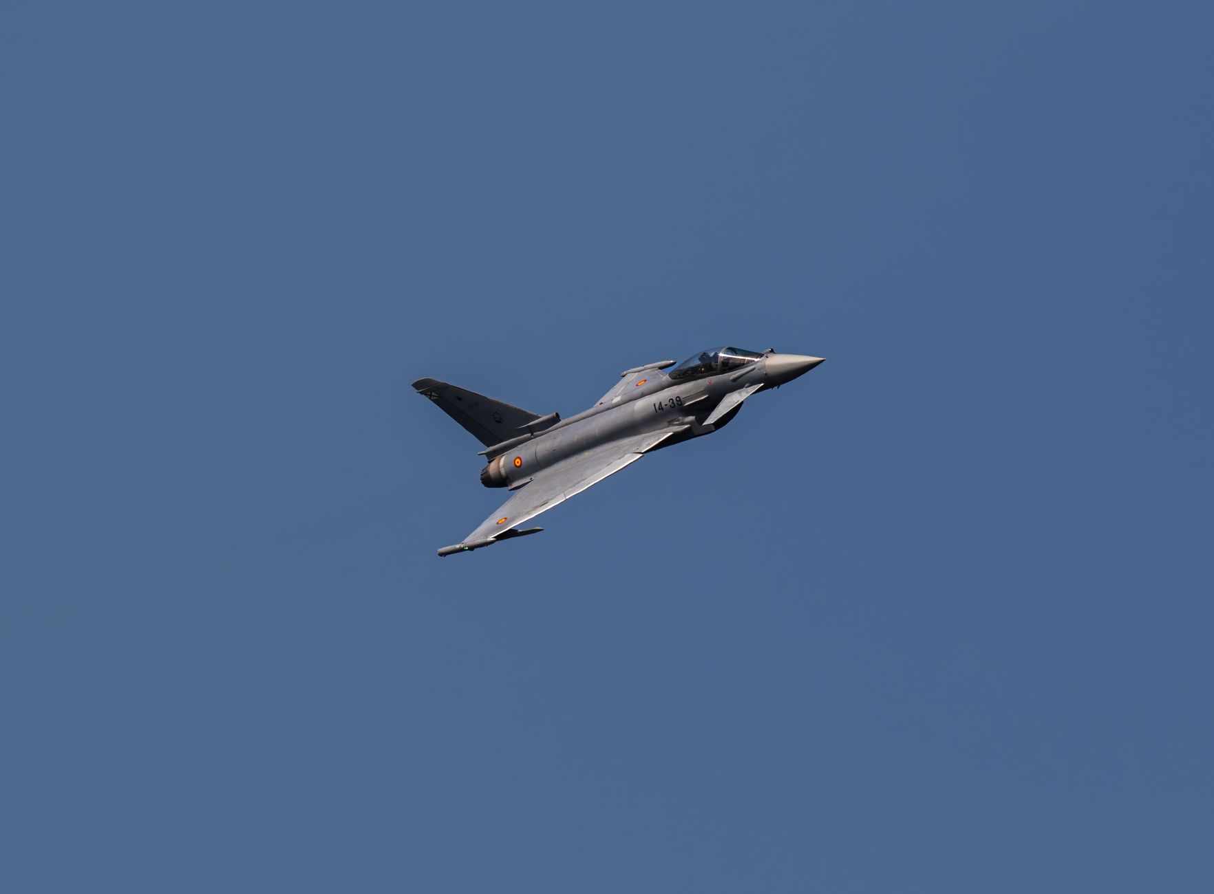 Eurofighter Typhoon of Spanish Air Force flying through clear blue sky. — polska obrona powietrzna