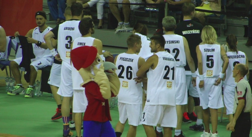 Match between Gortat Team and Polish Army Team was held on 29 June 2014 in Kraków Arena. — alert RCB i samoloty wojskowe