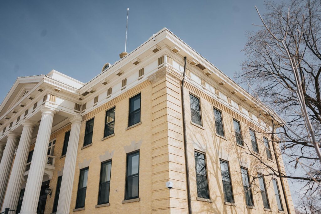 Low angle view of the historic Box Elder County Courthouse with columns and blue sky, Brigham City, Utah. — spór o niezawisłość sędziowską