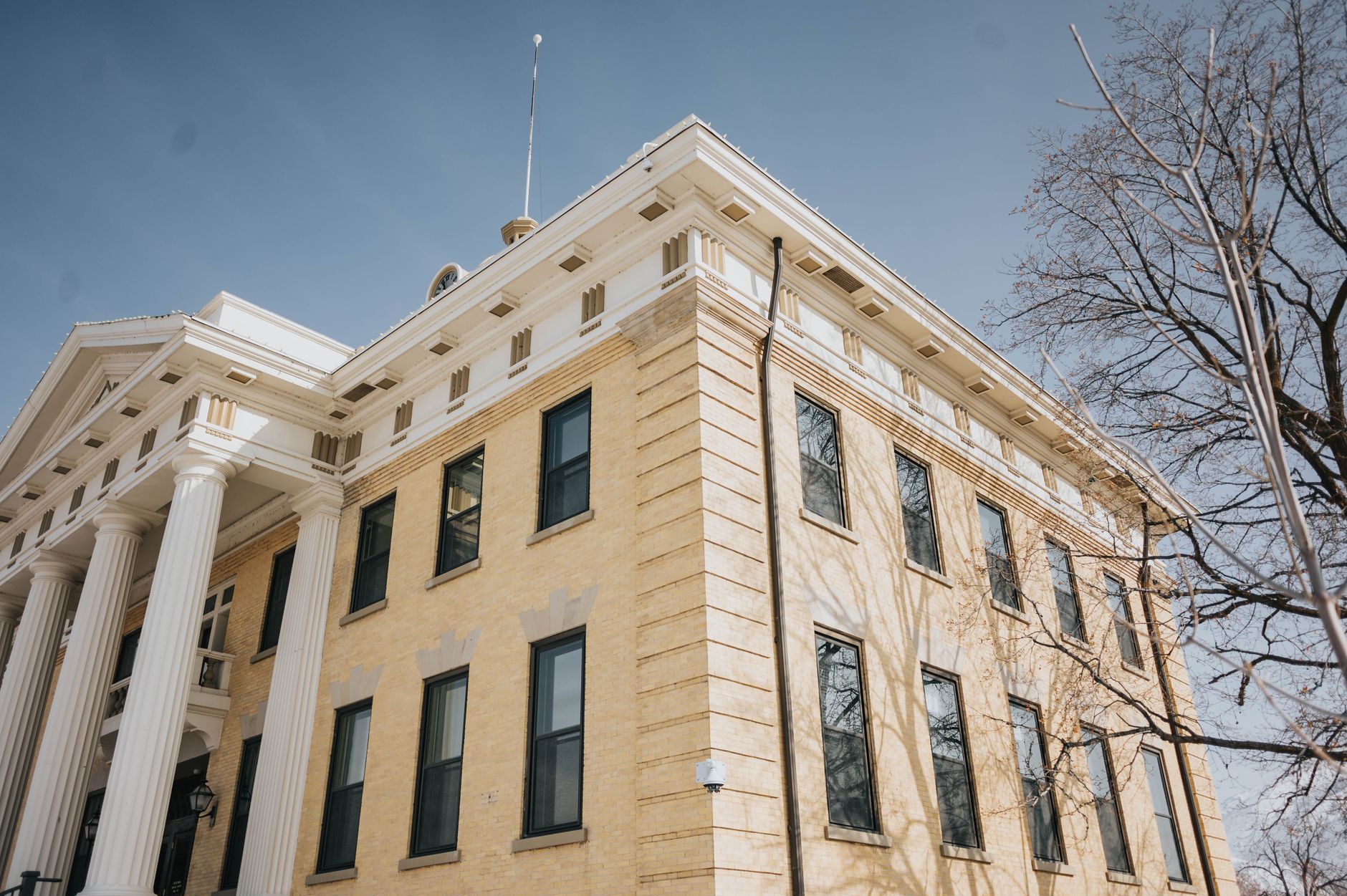 Low angle view of the historic Box Elder County Courthouse with columns and blue sky, Brigham City, Utah. — spór o niezawisłość sędziowską