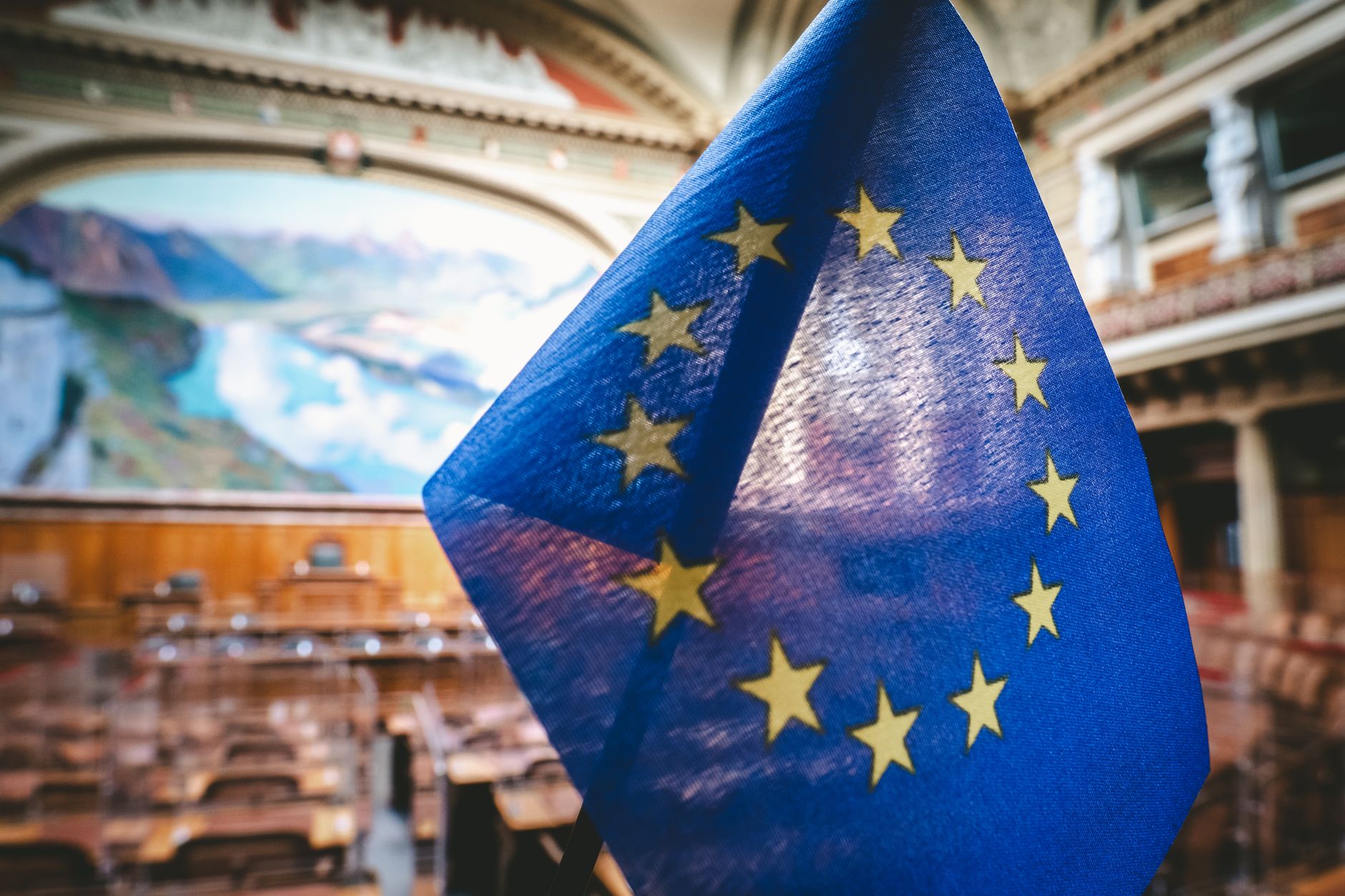Close-up of the European Union flag inside the Swiss Parliament's National Council chamber in Bern. — spór o KRRiT