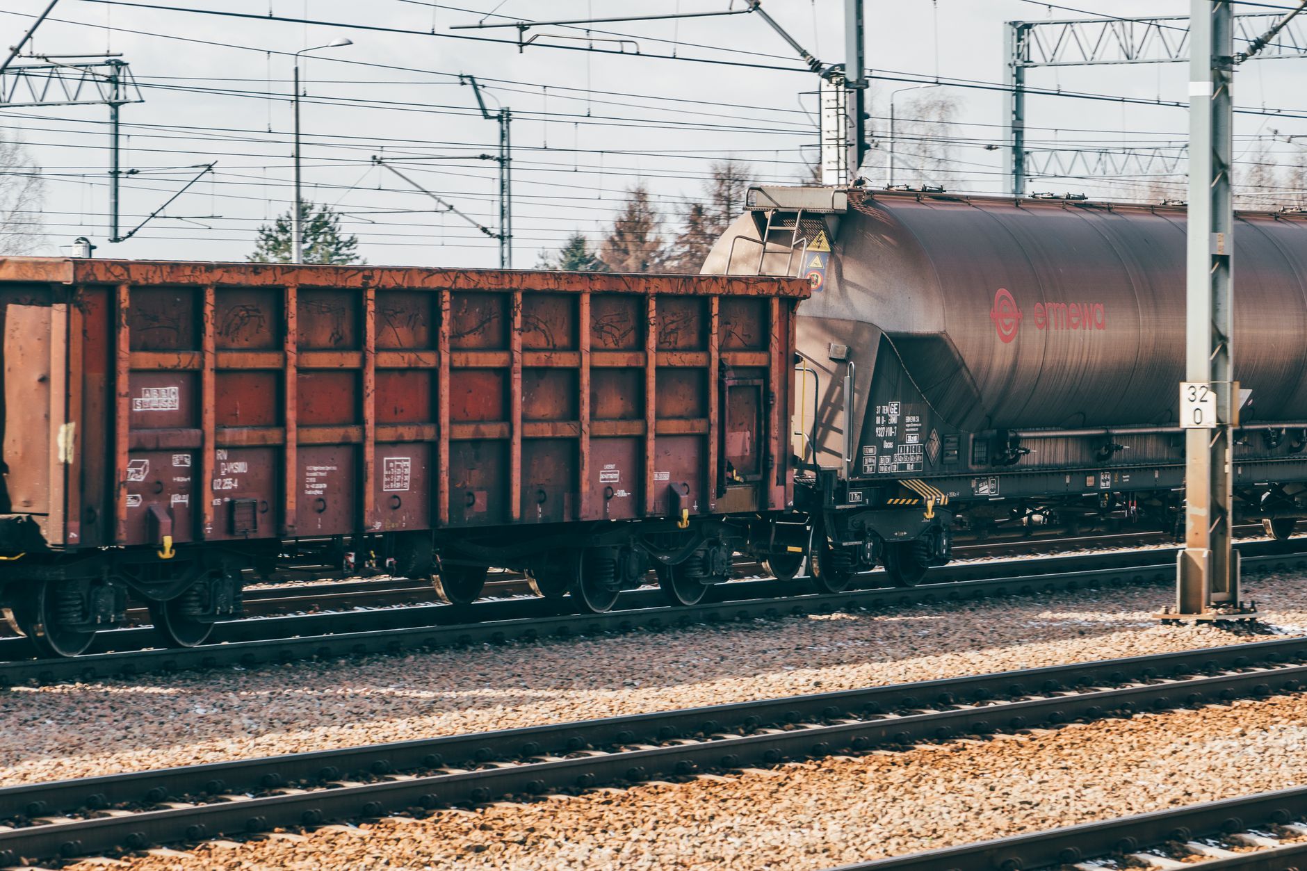 Industrial freight train wagons on railway tracks in Trzebinia, Poland. — tory kolejowe i ruch pociągów