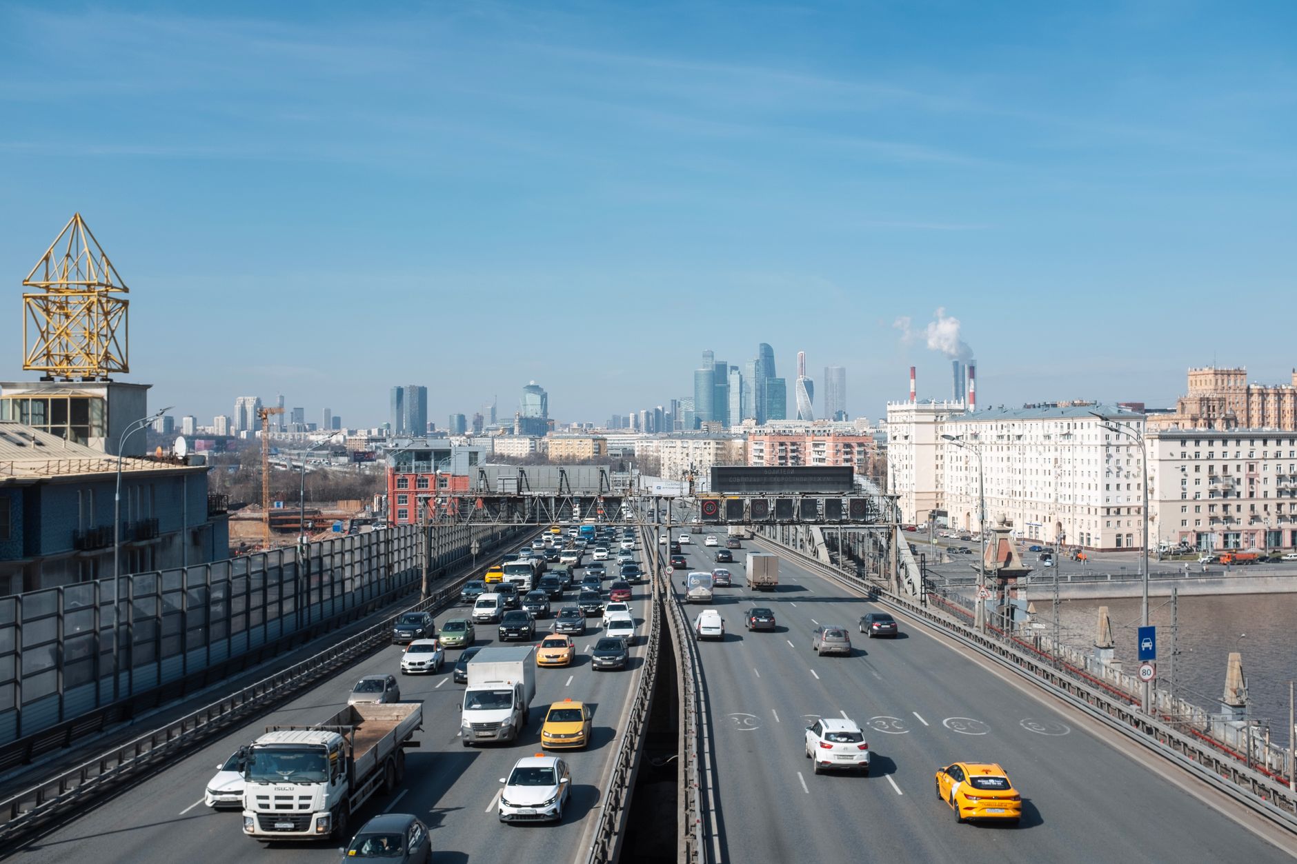 Highway traffic in Moscow with skyscrapers and river in the distance, showcasing urban life. — wypadek drogowy w Rosji