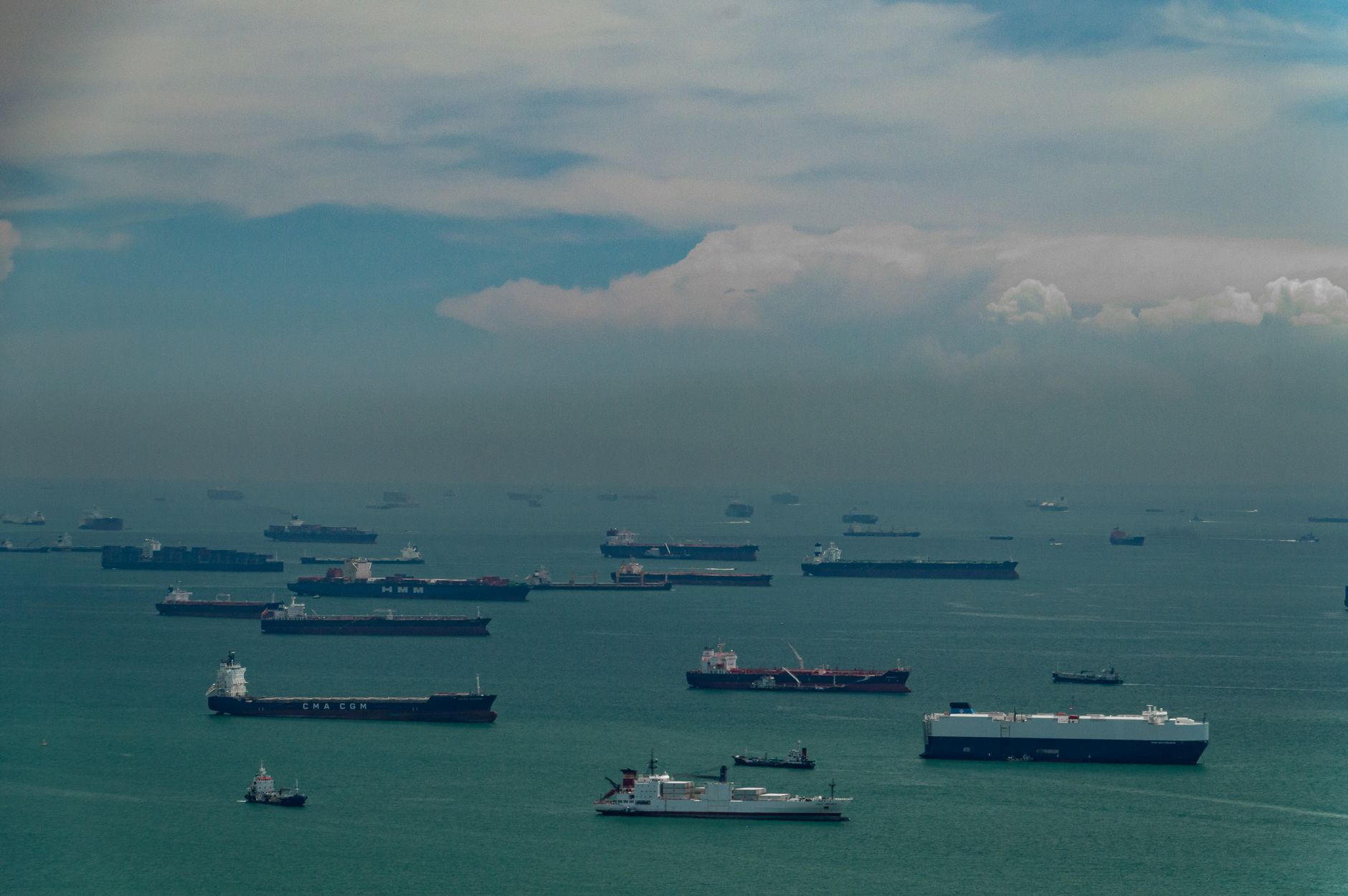 Vast number of cargo ships navigating through Singapore's busy maritime strait. — napięcia wokół cieśniny Ormuz