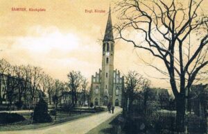 Kościół ewangelicki w Szamotułach, rozebrany w 1958 roku. Niemiecka pocztówka, ok. 1915. — interwencja policji w Szamotułach