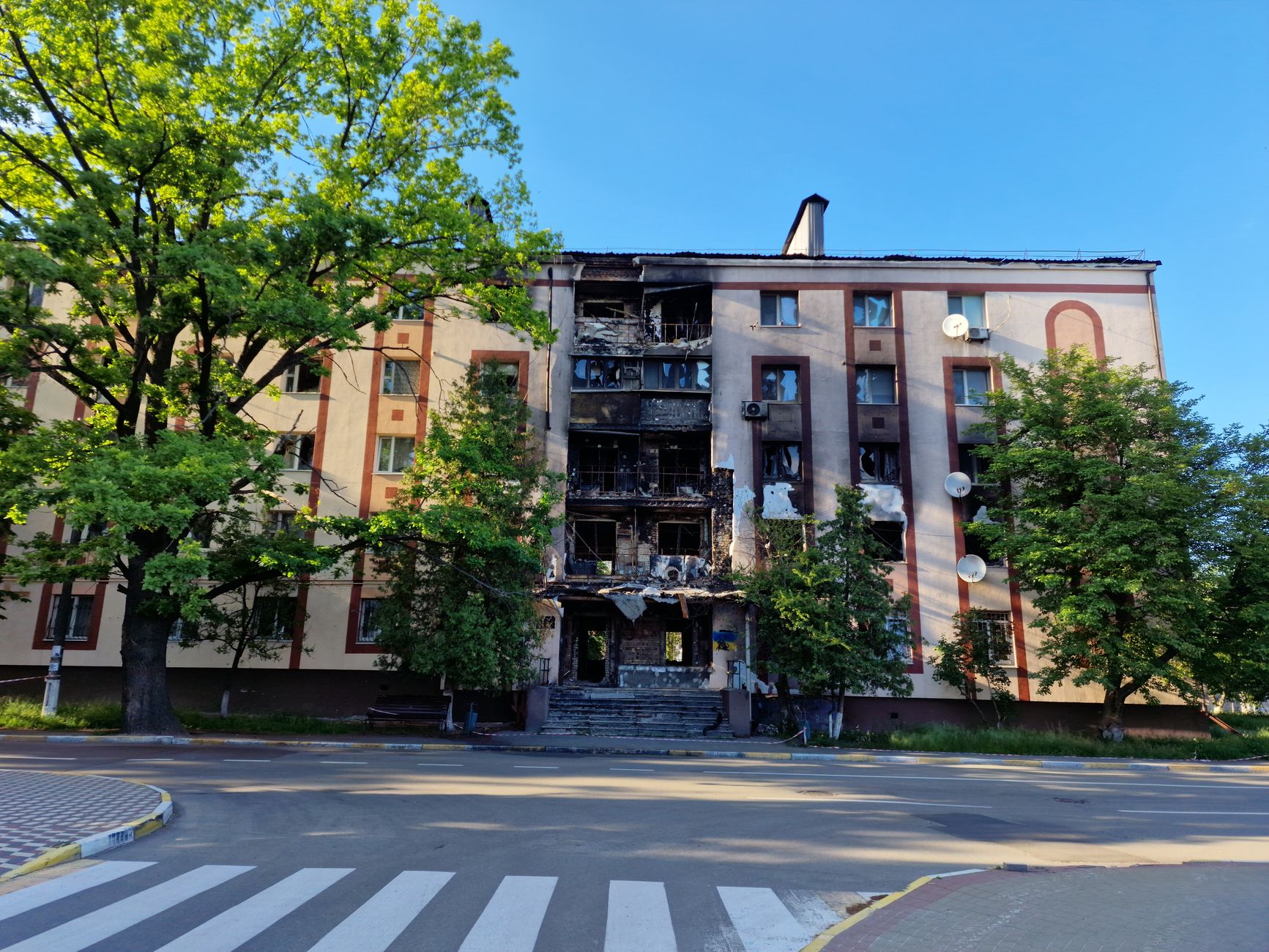 Burnt facade of an apartment building on a city street in Bucha, Ukraine. — alarm powietrzny w Ukrainie