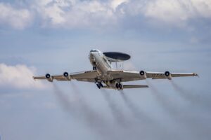 NATO Boeing 707 AWACS aircraft ascending from Albacete airbase under a clear sky. — atak na Ukrainę