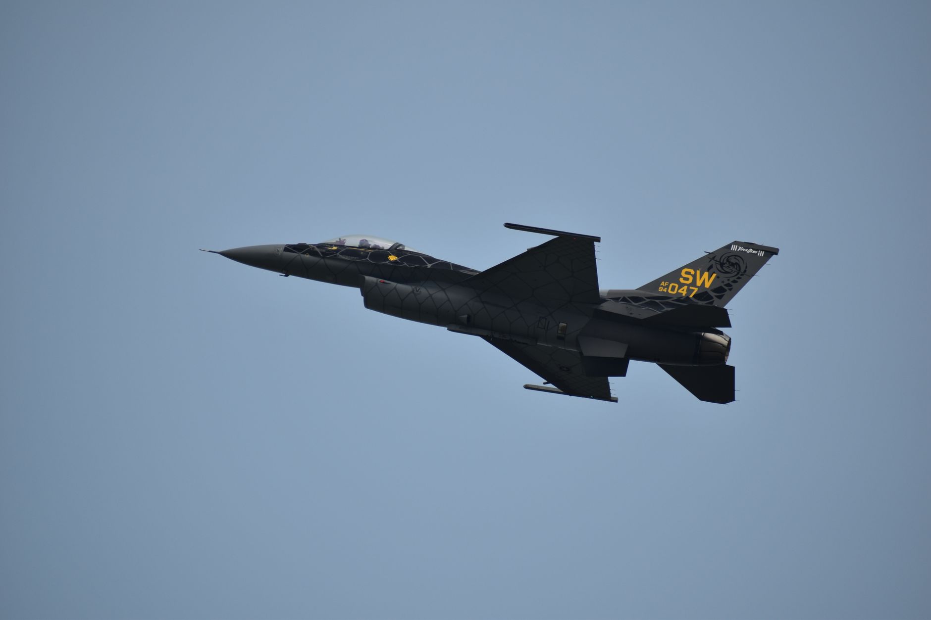 F-16 fighter aircraft soaring through the blue sky, showcasing aerodynamic design and military power. — ukraińskie F-16 i obrona powietrzna