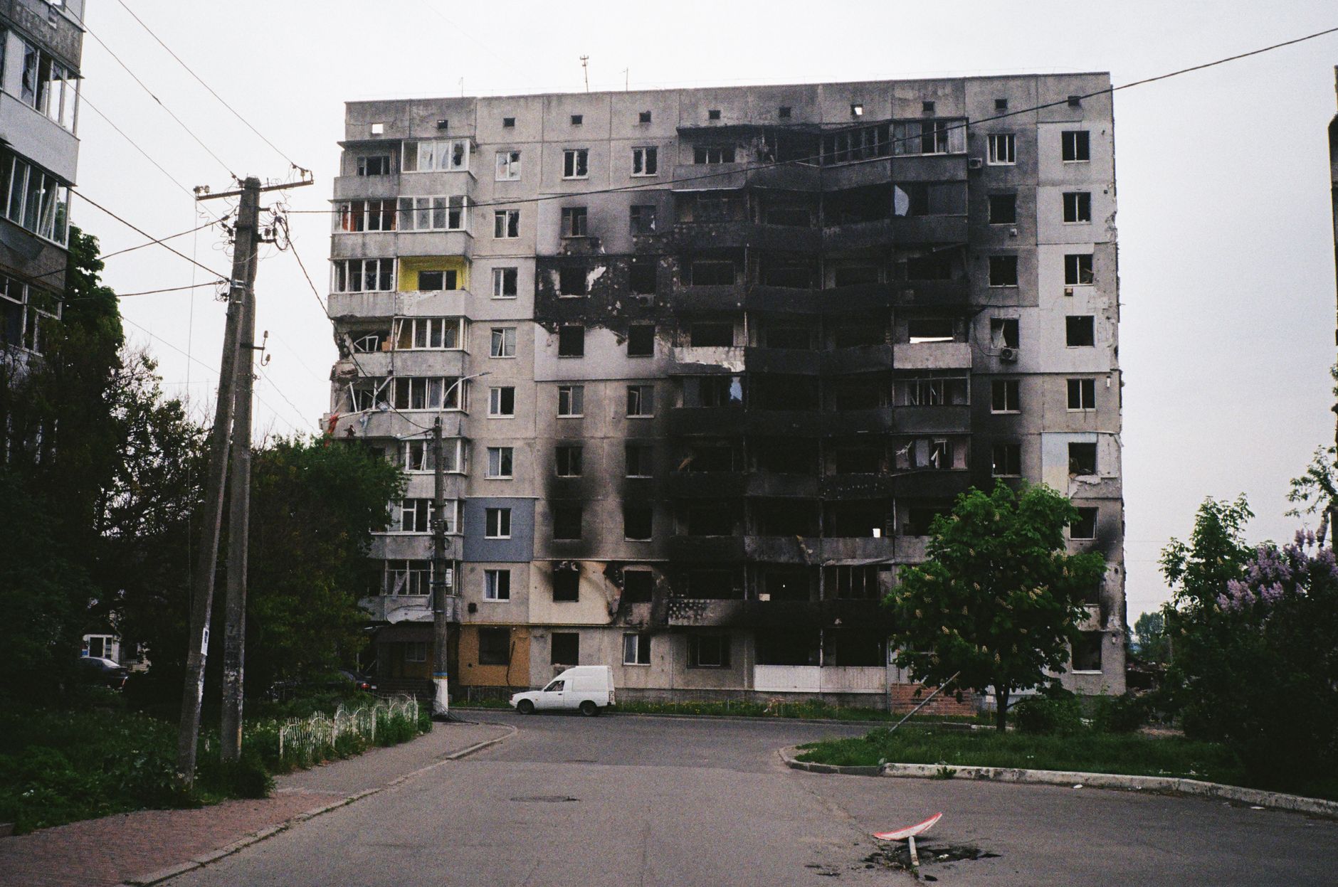 A heavily damaged apartment building in Borodyanka, Ukraine, illustrating urban devastation. — rosyjski atak na Kamieńskie