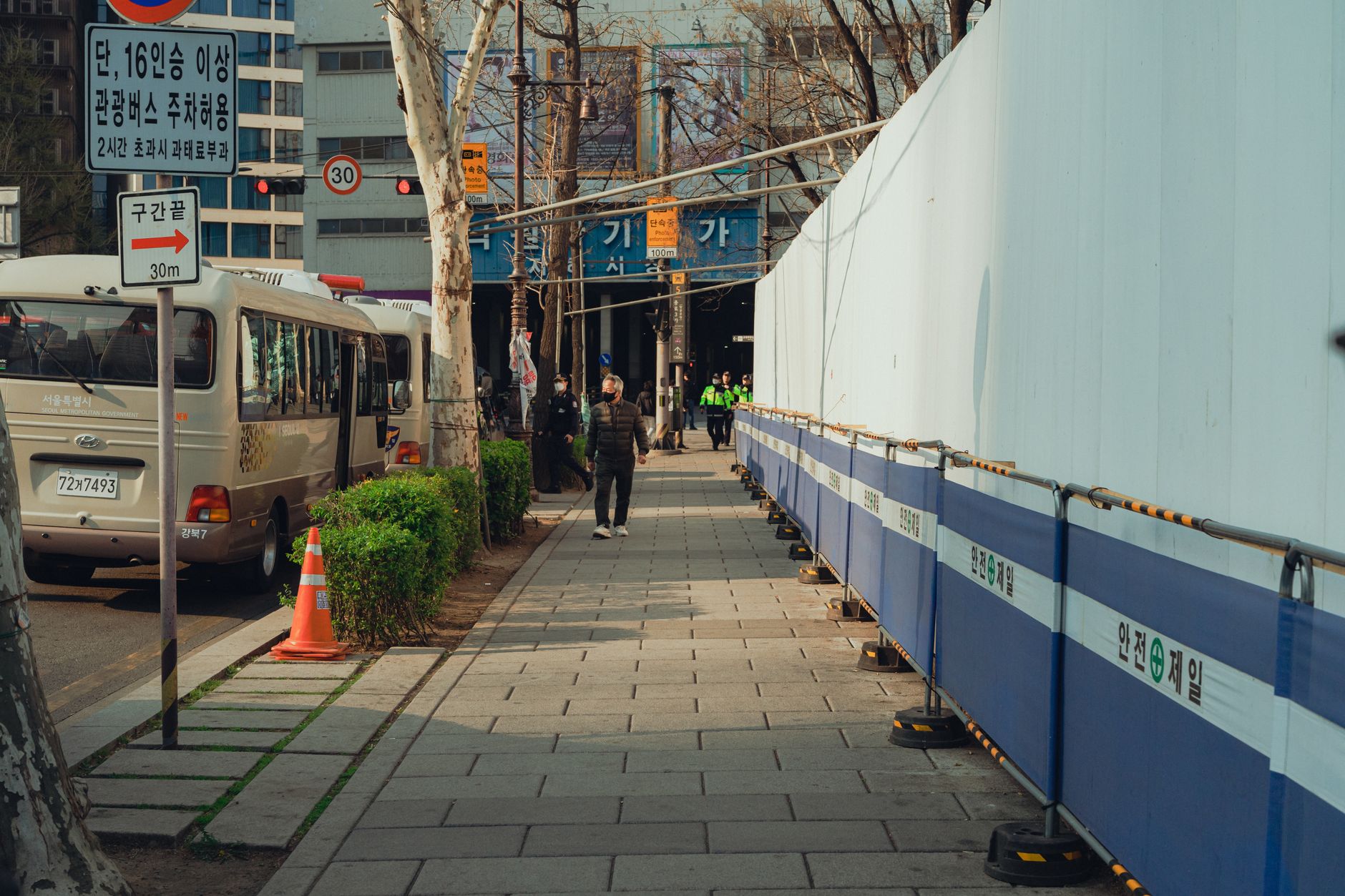 A street in Seoul, South Korea showing buses, pedestrians, and a construction site. — spór Ukrainy z Koreą Południową