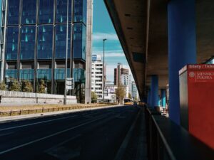 Vibrant street view of modern architecture in Warsaw, Poland. — Atak nożem w Warszawie