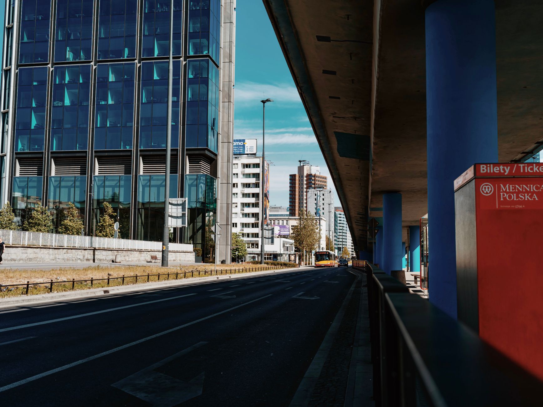 Vibrant street view of modern architecture in Warsaw, Poland. — Atak nożem w Warszawie