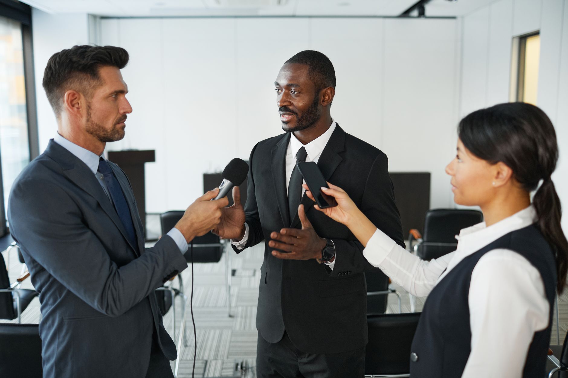African American businessman in formal attire being interviewed by journalists with microphones in a — Biały Dom w Waszyngtonie