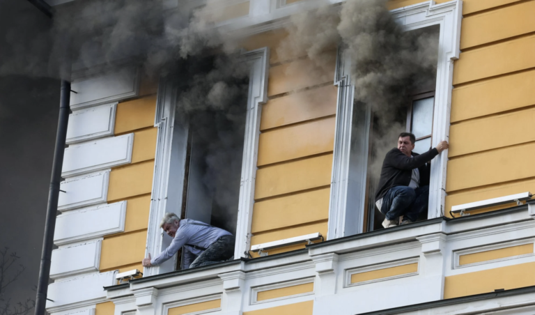 Atak na Kijów. Płonie budynek Narodowej Akademii Nauk Ukrainy