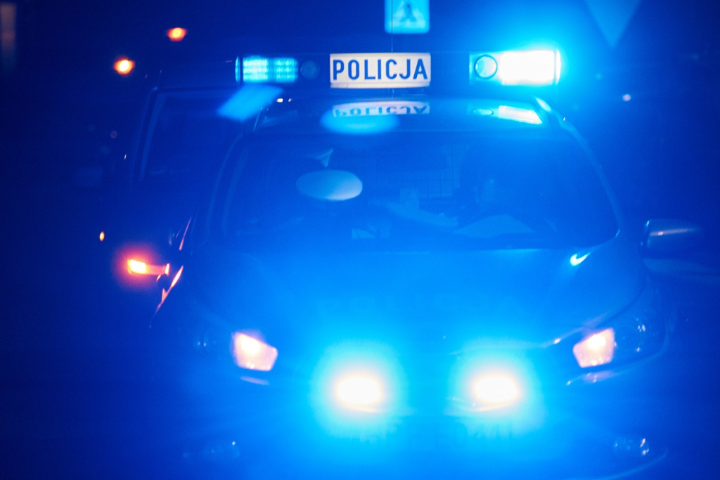 Wałbrzych: uderzył w radiowóz i potrącił policjanta